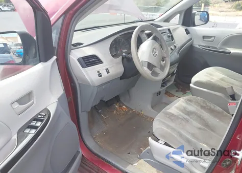 2012 Toyota Sienna Base V6 7 Passenger z USA, uszkodzony, nr VIN 5TDZK3DC5CS195229